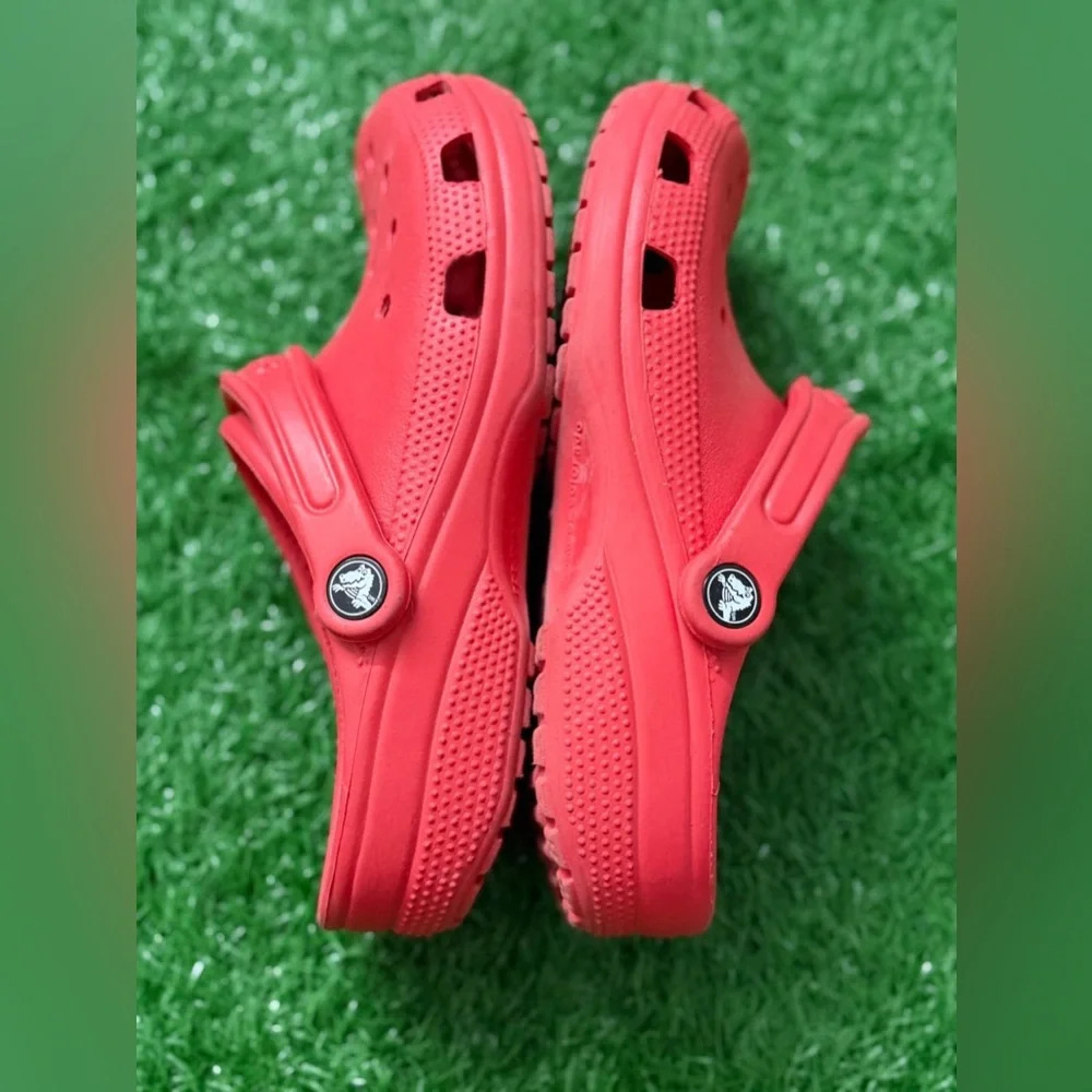 Crocs Unisex Red Clogs Size M-5 W-7‎